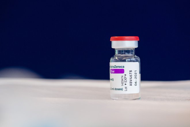 Cepivo AstraZenece bodo začeli testirati tudi na otrocih. FOTO: Jens Schlueter/AFP
