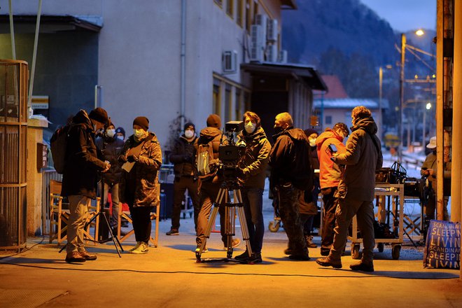 Sedemintridesetčlanska filmska ekipa bo 32 snemalnih dni ustvarjala intimno dramo z elementi kriminalke Zbudi me Marka Šantića. FOTO: Zala Opara