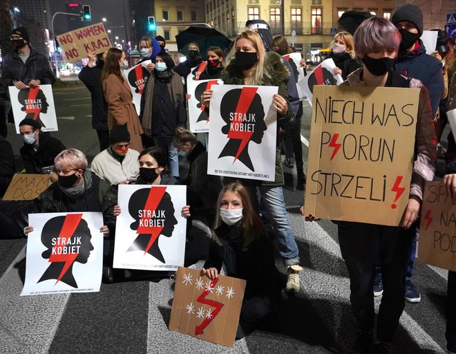 Poljski feministi so prepričani, da omejevanje pravice do izbire krši temeljne ustavne pravice. FOTO: Janek Skarzynski/AFP