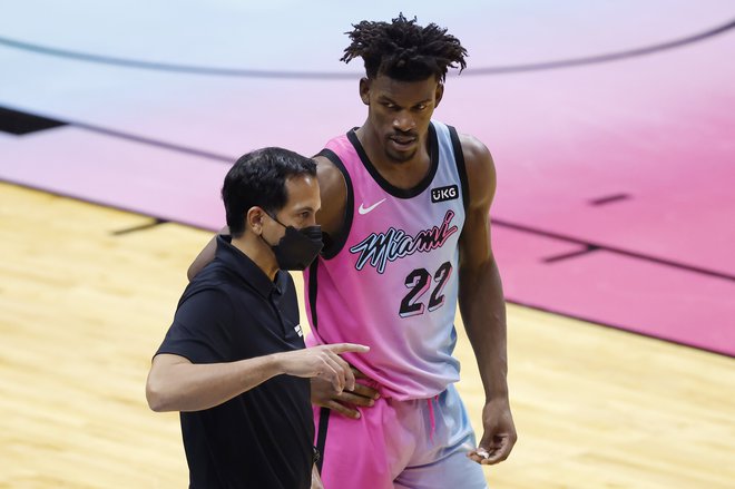 Miamijev trener Erik Spoelstra in Jimmy Butler nista imela protiorožja za Utahovo obrambo. FOTO: Michael Reaves/AFP