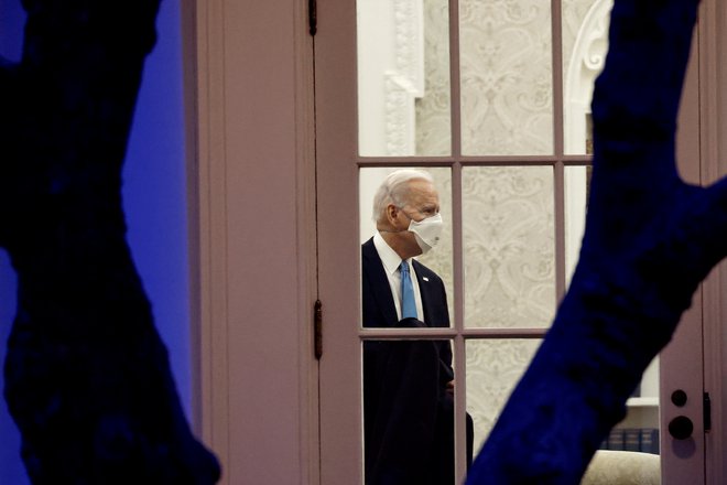 Novi demokratski predsednik <strong>Joe Biden</strong> je ob nastopu zavračal dosežke svojega predhodnika pri boju s pandemijo, program cepljenja naj bi bil v veliko slabšem stanju, kot so pričakovali. FOTO: Carlos Barria/Reuters