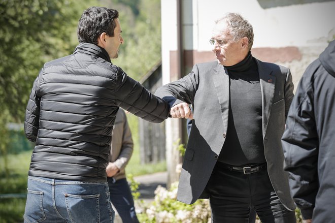 Obrambni minister Matej Tonin in notranji minister Aleš Hojs zgledno sodelujeta v vladi, ki se očitno ne more odločiti, ali so plače v javnem sektorju javne ali ne. FOTO: Uroš Hočevar/Delo