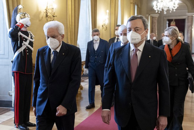 Mario Draghi (desno) je pri predsedniku republike Sergiu Mattarelli zaprisegel kot premier 67. italijanske vlade. FOTO: AFP