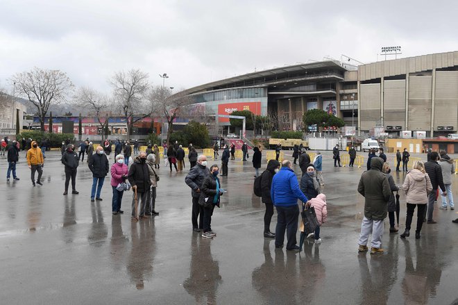 Volivci med čakanjem na oddajo glasu na barcelonskem stadionu Camp Nou. FOTO: Josep Lago/AFP