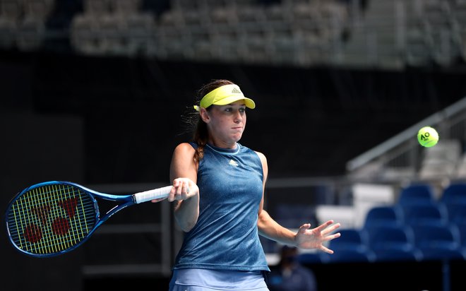 Kaja Juvan je med dvobojem z Jennifer Brady uvidela, koliko jo še loči od višjega kakovostnega razreda. FOTO: Asanka Brendon Ratnayake/Reuters