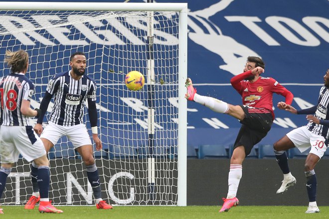 Bruno Fernandes (v rdeči majici) je z volejem v 44. minuti prinesel Manchester Unitedu izenačenje na 1:1, potem ko je Mbaye Diagne že v 2. minuti popeljal WBA v vodstvo. FOTO: Nick Potts/AFP