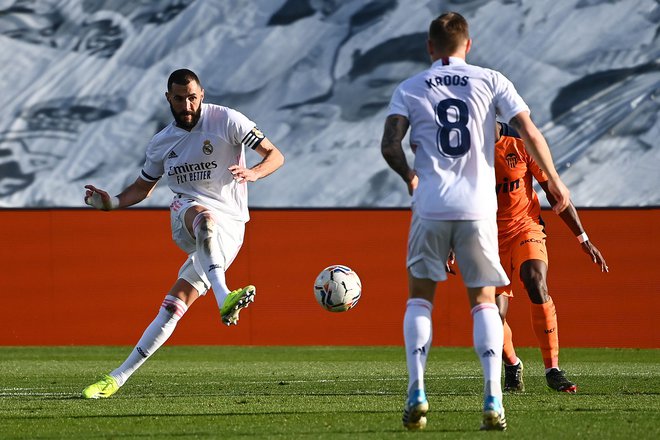 Karim Benzema (levo) je popeljal Real Madrid v vodstvo z 1:0. FOTO Gabriel Bouys/AFP