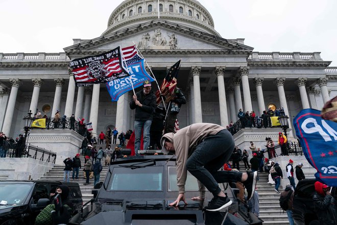 Za obsodbo Donalda Trumpa zaradi hujskanja k vstaji 6. januarja bi demokratski senatorji potrebovali podporo 17 republikanskih kolegov, dobili so jih le sedem. FOTO: Alex Edelman/AFP