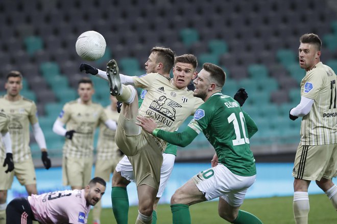 Olimpija in Mura sta bila večji del derbija enakovredna, a Ljubljančani so imeli mojstra Đorđeja Ivanovića, Sobočani pa nerazpoložene napadalce. FOTO: Leon Vidic/Delo