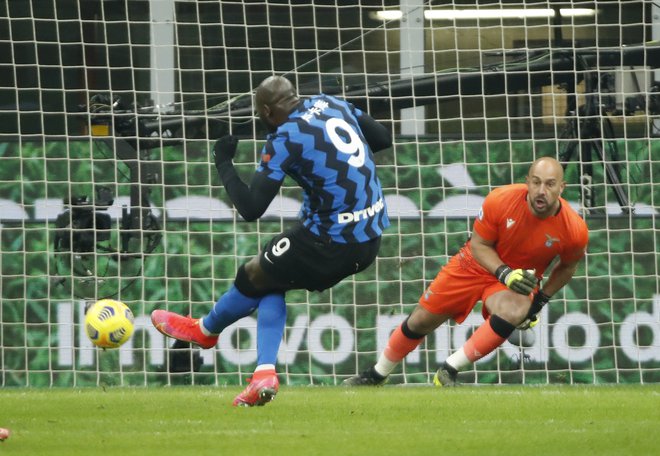 Romelu Lukaku je zabil prvi gol za Inter s strelom z enajstih metrov. FOTO: Alessandro Garofalo/Reuters