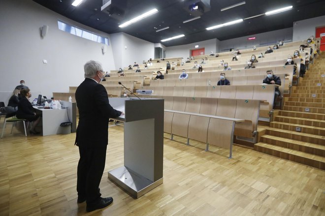 Pri študijskih programih, ki izobražujejo za regulirane poklice EU, izobraževanje za učitelje in poklice, pomembne za življenje in zdravje ljudi, je treba zadržati pristojnost Vlade RS za določanje števila vpisnih mest. Foto Leon Vidic/Delo (Slika je simbolična.)