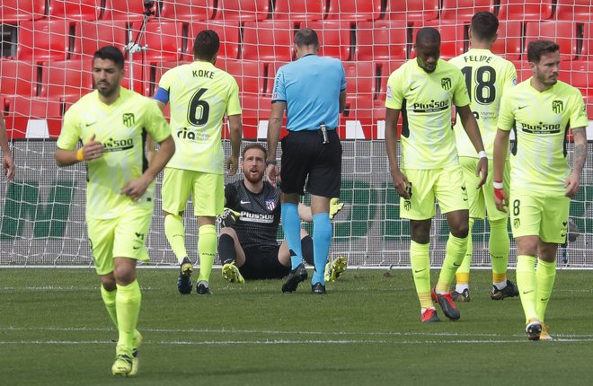 Jan Oblak je tudi v Granadi  potrdil, da je najtrdnejši člen vodilnega moštva španskega prvenstva. FOTO: Jon Nazca /Reuters