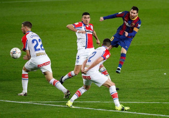 Lionel Messi spet uživa v igri in zabija gole. FOTO: Albert Gea/Reuters