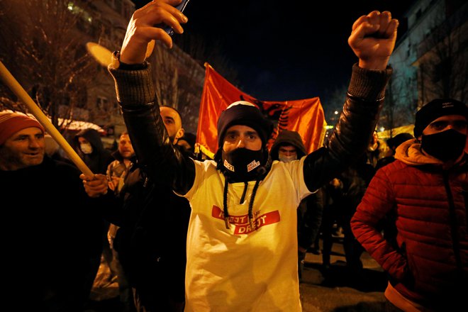 Podporniki stranke Samoopredelitev so v nedeljo zvečer v Prištini že proslavljali zmago, ki so jo nakazali neuradni rezultati volitev. FOTO: Florion Goga/Reuters