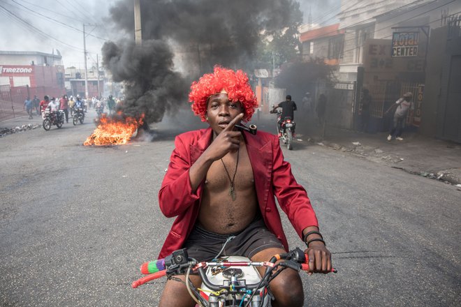 V Port-au-Princeu so na valentinovo potekali protesti proti vladi haitijskega predsednika Jovenela Moisea. češ da vlada poskuša vzpostaviti novo diktaturo. Protesti so bili večinoma mirni, čeprav je izbruhnilo nekaj spopadov med protestniki in policijo, ki je uporabila solzivec in gumijaste naboje. FOTO: Valerie Baeriswyl/Afp