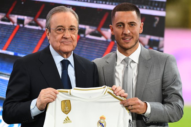 Florentino Perez je 13. junija 2019 ponosno pokazal svojo novo pridobitev, belgijskega mojstra Edena Hazarda. FOTO: Gabriel Bouys/AFP