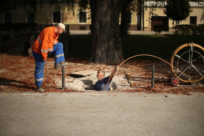 V decembru lani se je gradbeništvo skrčilo, tako je bila vrednost opravljenih del za 13,1 odstotek nižja kot novembra in 0,2 odstotka nižja kot decembra 2019. FOTO: Jure Eržen/Delo