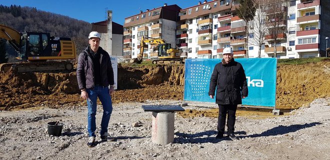 Temeljni kamen za novogradnjo sta danes položila mirnski župan Dušan Skerbiš in direktor trebanjskega podjetja Japi inženiring Janez Prosenik. FOTO: Lapago