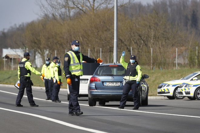 Minister za notranje zadeve Aleš Hojs podpira izstop policistov iz enotnega plačnega sistema. Napovedal je, da bodo preverili možnost drugačnih plačilnih razmerij v okviru obstoječe mase plač. FOTO: Leon Vidic/Delo