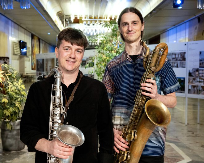 Cene Resnik (levo) je doštudiral na celovškem konservatoriju za jazz, Boštjan Simon pa v Amsterdamu. Simon bo tokrat izjemoma igral na baritonski saksofon. Foto Nada Žgank