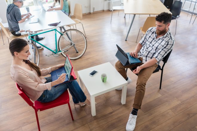 Digitalni nomadi svoje delo opravljajo na različnih lokacijah po svetu (iz hostlov, kavarn, knjižnic, coworking pisarn, z letališč). FOTO: Shutterstock