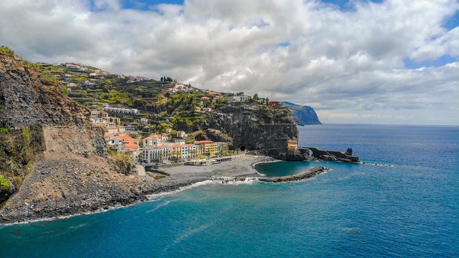 Portugalska Ponta do Sol na Madeiri je prva vas, ki je začela sprejemati digitalne nomade. Pilotni projekt bo trajal do konca junija. FOTO: Shutterstock