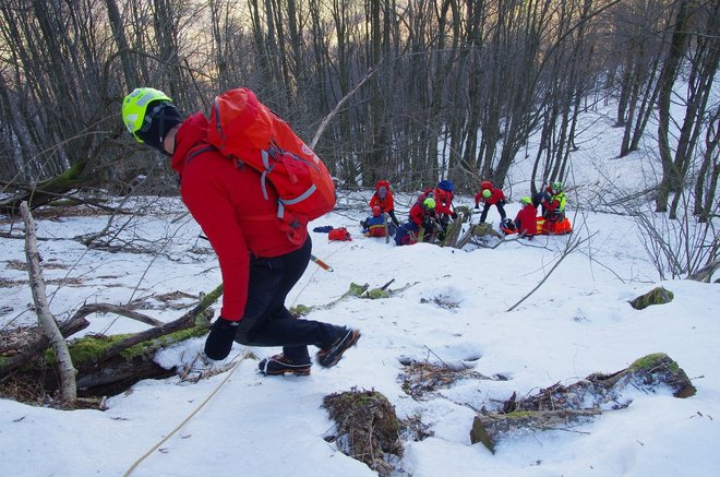 Na kraju so posredovali gorski reševalci GRS Tolmin (13 članov GRS) in policist PP Tolmin, sicer pripadnik gorske policijske enote PU Nova Gorica, ki so poškodovanki na kraju oskrbeli. FOTO: Miljko Lesjak/GRS Tolmin