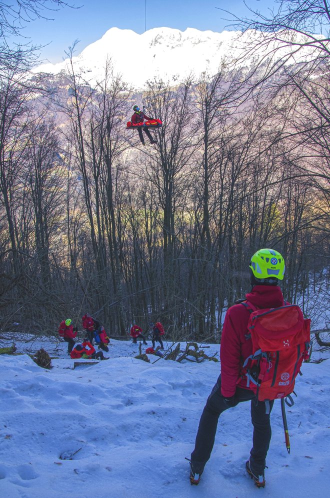 Ponekod je še vedno prisotna snežna odeja, poti so poledenele in zato zelo zahtevne. FOTO: Miljko Lesjak/GRS Tolmin