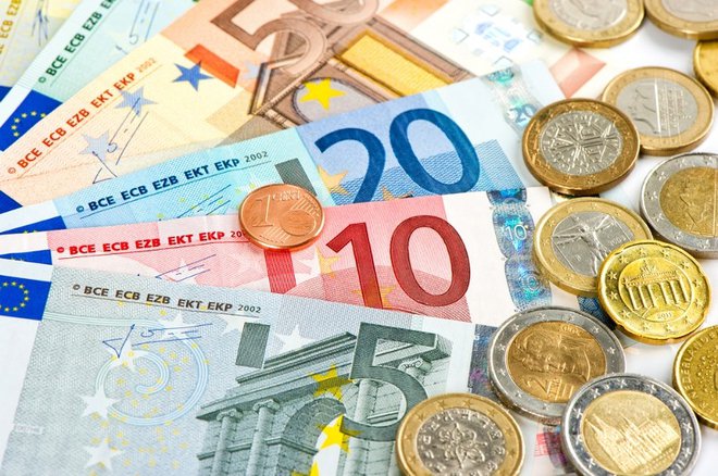 Kar 49 odstotkov prihrankov slovenskih gospodinjstev je v denarju ali bančnih vlogah. FOTO: Eric Gaillard/Reuters