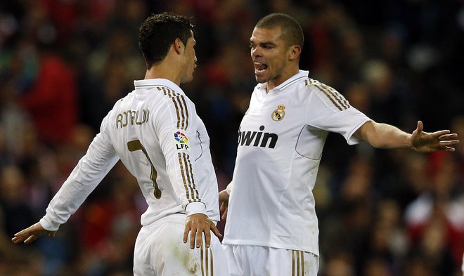 Cristiano Ronaldo in Pepe sta dolgoletna soigralca iz madridskega Reala in portugalske reprezentance, drevi se bosta v dresih Juventusa in Porta prvič soočila eden proti drugemu. FOTO: Juan Medina/Reuters