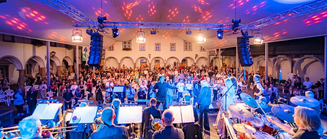 Lani so ptujski festival <em>Arsana</em> slavnostno odprli Big Band RTV Slovenija s solisti Klemnom Slakonjo, Majo Keuc, Ano Soklič, Alenko Godec in Rudijem Bučarjem. FOTO: Albin Bezjak