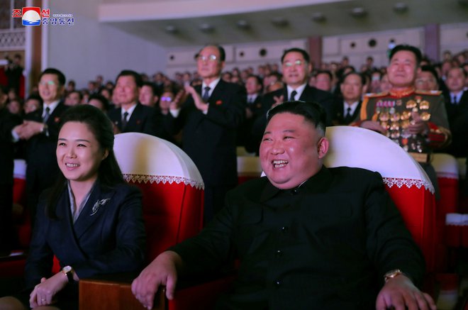 Žena Kim Džong Una Ri Sol Džu se je včeraj prvič po več kot letu dni pojavila v javnosti na koncertu ob rojstnem dnevu pokojnega voditelja Severne Koreje Kim Džong Ila. FOTO: KCNA via Reuters