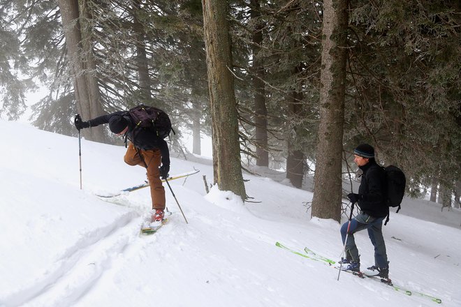 Pomembno je predvsem, da si naredimo pred obratom dobro stopnico in mogoče odstranimo odvečen sneg za zavoj (pri globokem snegu).&nbsp;FOTO: Gregor Kofler/Delo&nbsp;