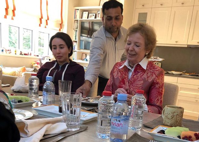 Latifa v družbi nekdanje predsednice Irske Mary Robinson, ko jo je ta leta 2018 obiskala v vlogi visoke komisarke Združenih narodov za človekove pravice. Tedaj jo je opisala kot težavno mlado žensko, ki potrebuje pomoč. Zdaj je prepričana, da jo je šejkova družina pretentala. FOTO: AFP