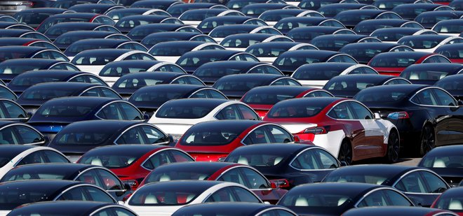 Prodaja avtomobilov je bila janauarja v EU znova pod udarom. FOTO: Adrian Dennis/AFP