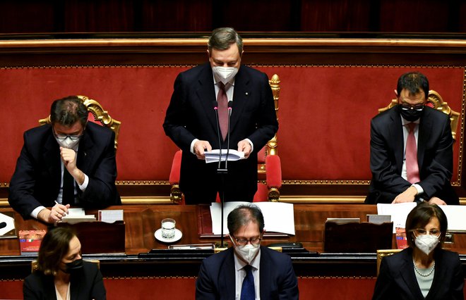 Mario Draghi (v sredini) je v nagovoru senata poudaril, da bodo morale za prebroditev krize sodelovati vse politične sile. FOTO: Alberto Pizzoli/Reuters