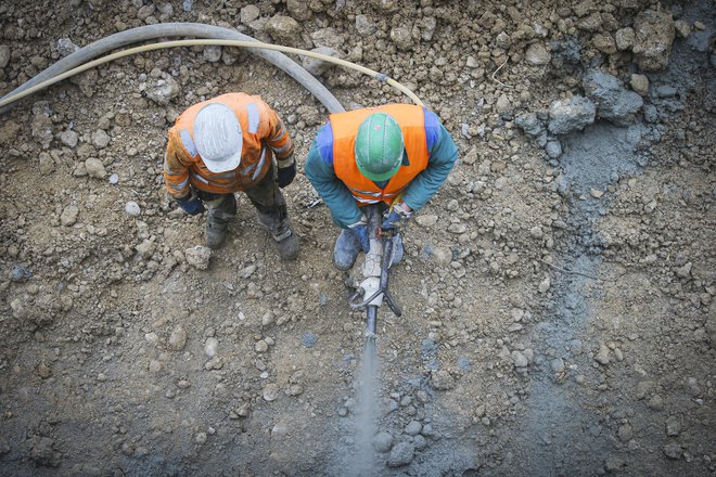 GZS predlaga razširitev olajšave za investiranje. To bi spodbudilo investicije zasebnega sektorja v novogradnje in prenove, ki jih večinoma izvaja domača operativa. FOTO: Jože Suhadolnik/Delo