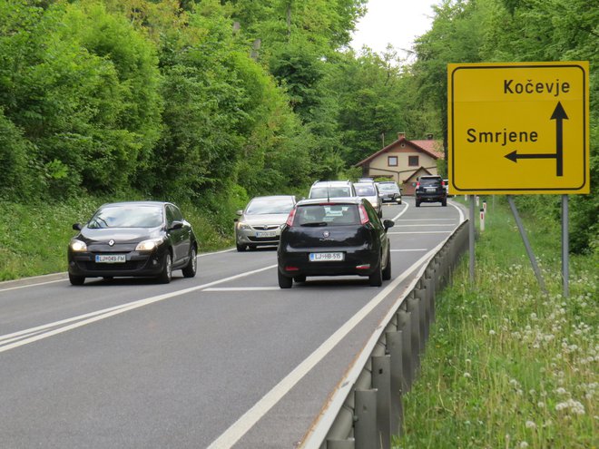 Regionalni cesti od Smrjen do Turjaka v dolžini 7,6 kilometra nameravajo dodati tretji vozni pas. FOTO: Bojan Rajšek/Delo