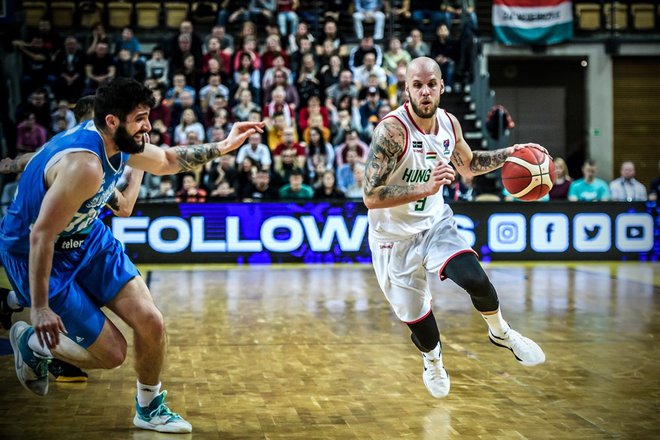 David Vojvoda je ključni košarkar madžarske reprezentance, kar je lani občutil tudi Žga Dimec (levo). FOTO: FIBA
