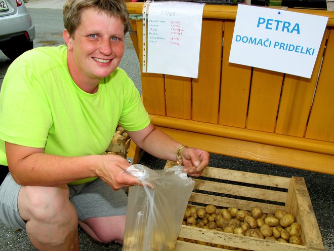 Domače pridelke s kmetije Pr Pirc iz Predoselj je na tržnico v Šenčur pripeljala Petra. FOTO: Janez Kuhar