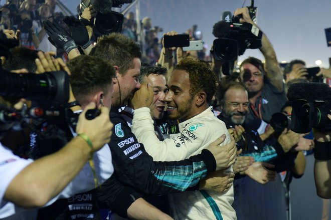 Lewis Hamilton je zmago v Singapurju najprej proslavil s svojimi mehaniki. Foto: AFP