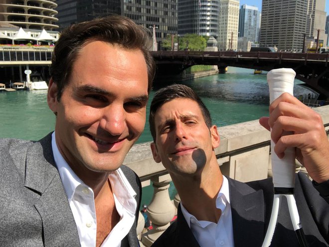 Roger Federer in Novak Đoković skupaj na isti strani igrišča. FOTO: Twitter