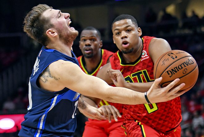 Luka Dončić (ob njem Omari Spellman) je kraljeval v prvi četrtini. FOTO: Reuters