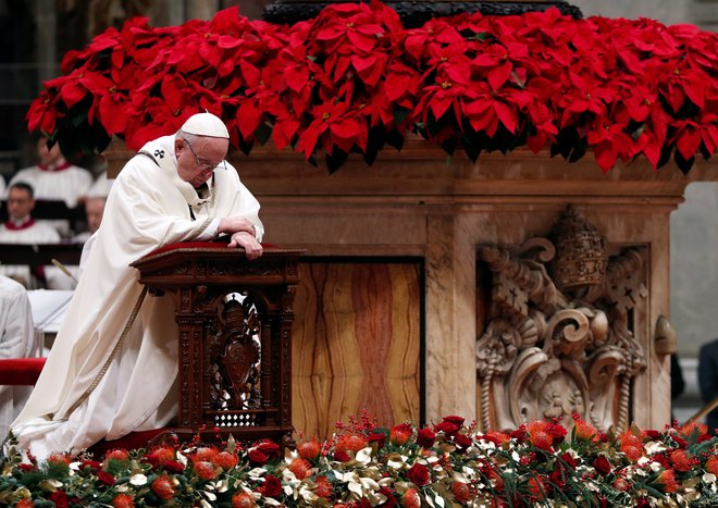 Slika, ki je obšla svet: papež Frančišek med ponedeljkovo polnočnico v baziliki sv. Petra. FOTO: Reuters