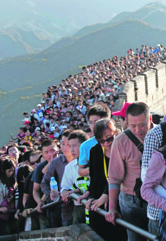 Tourists gather on the Great Wall outside Beijing, October 3, 2012. Major tourist destinations around China are witnessing travel peaks amid the eight-day Mid-autumn Festival and National Day holidays that run through until Sunday, Xinhua News Agency reported. Picture taken October 3, 2012. REUTERS/Stringer (CHINA - Tags: ENVIRONMENT SOCIETY TRAVEL) CHINA OUT. NO COMMERCIAL OR EDITORIAL SALES IN CHINA