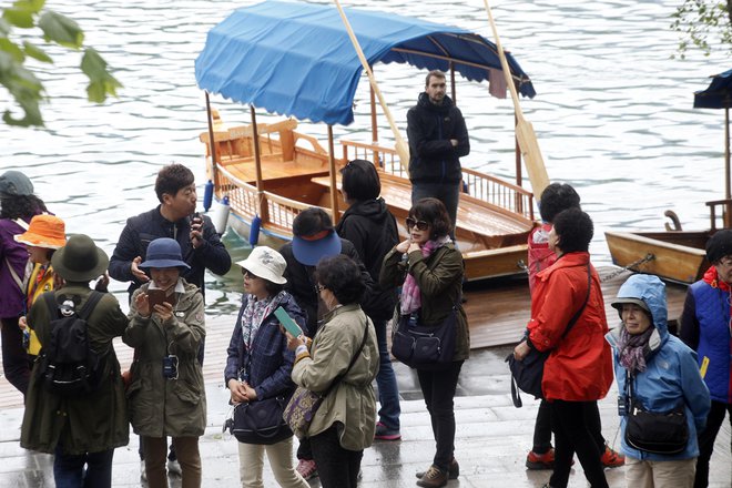 Turisti na obali jezera.Na Bledu 5.5.2016[turizem.Bled]