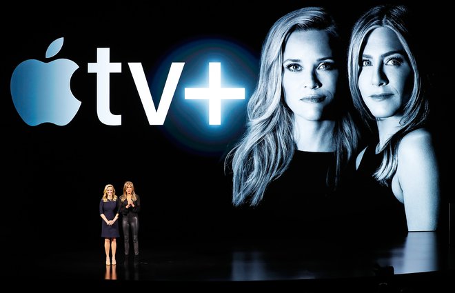 Igralki Reese Witherspoon in Jennifer Aniston ob predstavitvi nove storitve Apple TV+. Foto: Reuters