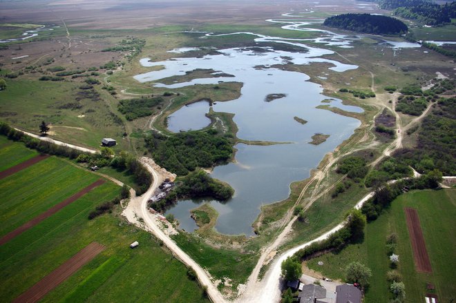 Cerkniško jezero v aprilskem odtekanju