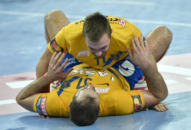 Gal Marguč (zgoraj) in Patrik Leban sta se takole veselila odmevne zmage v Zagrebu. FOTO: Cropix