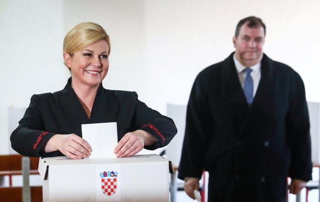 Kolinda Grabar-Kitarović, ki je oddala glasovnico skupaj z možem Jakovov Kitarovićem, je ponudila Milanoviću pomoč, ker Hrvaška potrebuje stabilnost. FOTO: Marko Djurica/Reuters
